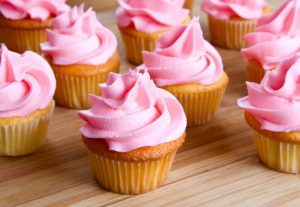 pink-lemonade-cupcakes-570x393